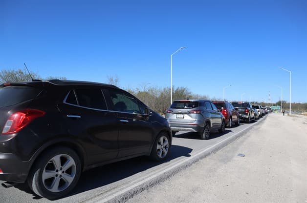 Saturan puentes internacionales por asueto