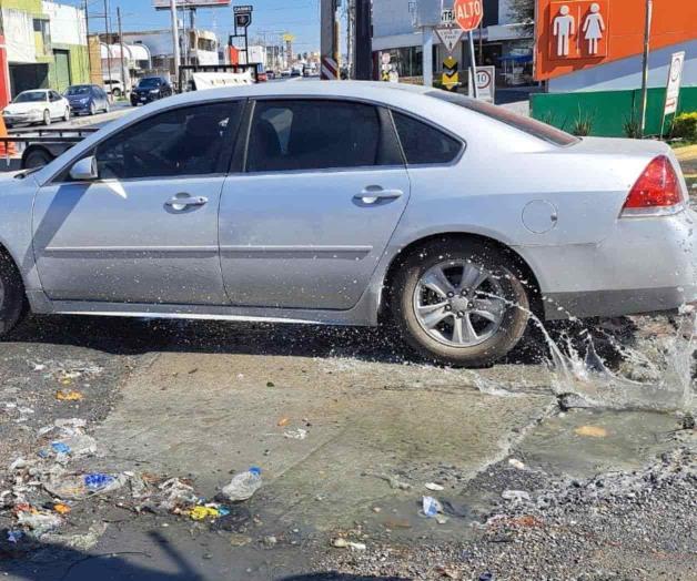 Bulevar Hidalgo afectado por fuga de aguas negras