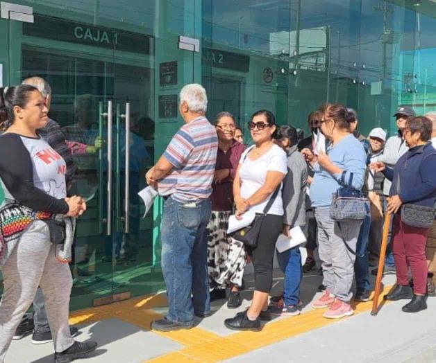 Tres horas esperan por pago de pensión en Reynosa Tres horas esperan por pago de pensión en Reynosa