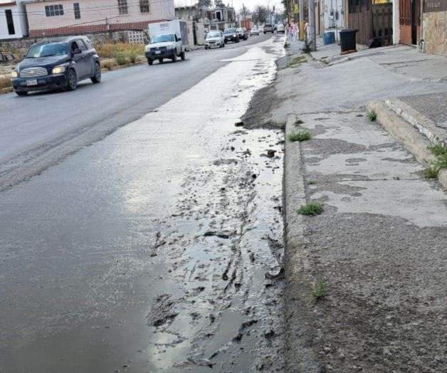 Aguas negras afectan a vecinos de la colonia Loma Alta