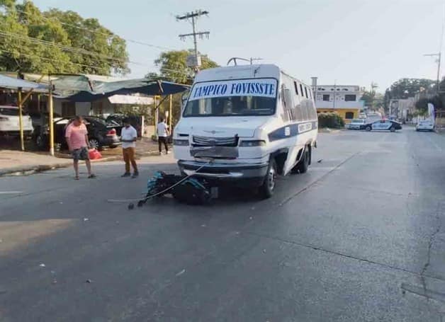 Muere motociclista embestida por microbús en Tampico