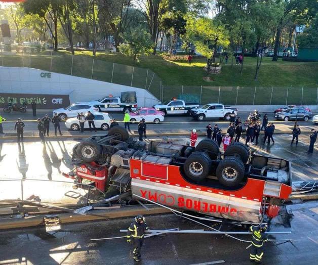 Unidad de bomberos sufre volcadura mientras iba hacia incendio en CDMX