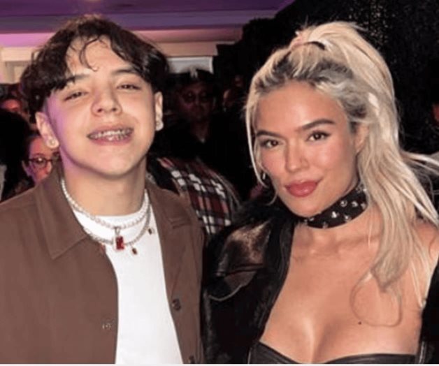 Karol G amadrina a Xavi durante concierto en el Estadio Azteca