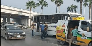 Reynosa | Choque de unidad del transporte público deja con golpes al menos a 4 personas, entre estas 2 menores.