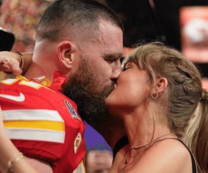 Taylor Swift y Travis Kelce se besan tiernamente