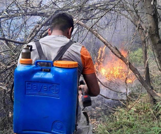 Sigue quema de basura y no hay camión apagafuegos Sigue quema de basura y no hay camión apagafuegos