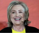 Hillary Clinton desata polémica al felicitar al novio de Taylor Swift