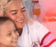 Karol G visita hospital de niños con cáncer en CDMX