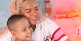 Karol G visita hospital de niños con cáncer en CDMX