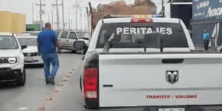 Autoridades de tránsito local se encuentran tomando conocimiento de un accidente vehicular.