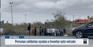 Reynosa | Personas solidarias ayudan a levantar auto volcado