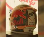 Checo Pérez presenta casco con el que correrá en 2024