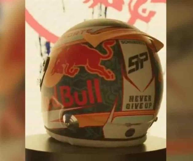 Checo Pérez presenta casco con el que correrá en 2024