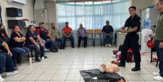 Capacitan en primeros auxilios a docentes en escuela de Reynosa