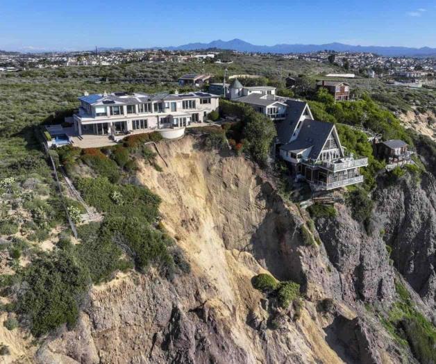 Deja deslave mansión al borde del precipicio