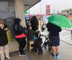 Beneficiarios del programa 65 y Más en Matamoros hacen fila bajo la lluvia