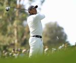 Regresa Woods al golf con un shank