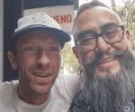 Captan a Chris Martin, vocalista de Coldplay, en una barbería de CDMX