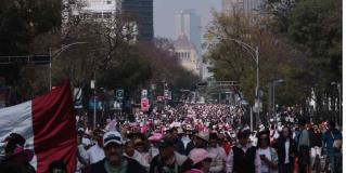 Acuden al Zócalo en defensa de la democracia