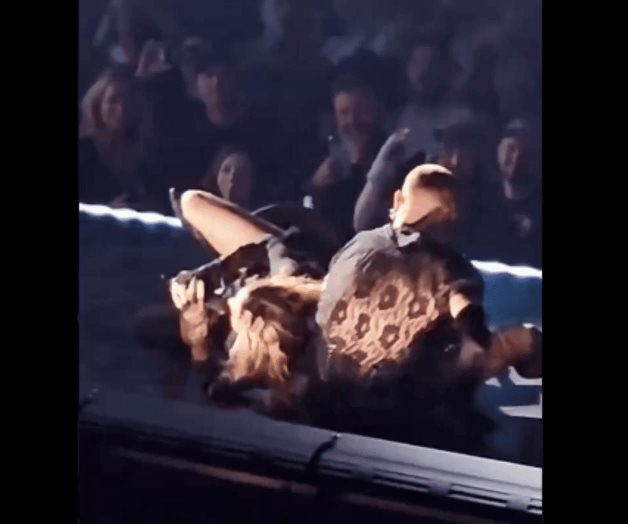 Madonna sufre caída arriba del escenario