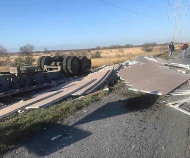 Aparatosa volcadura de un tracto-camión