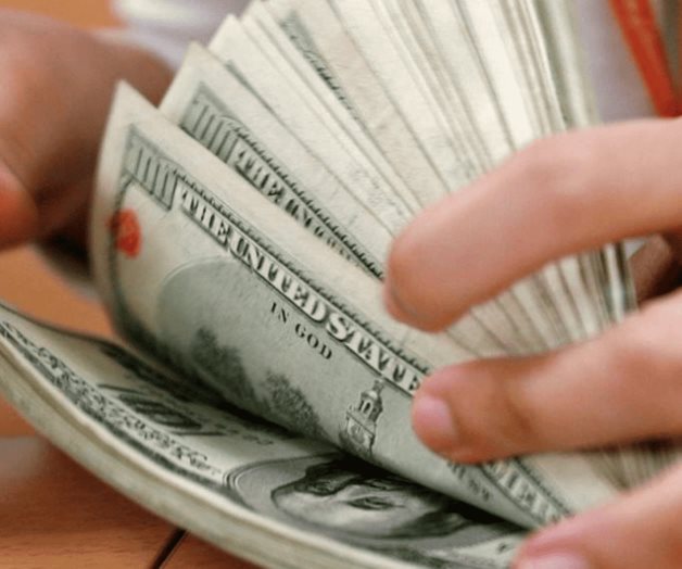 Dólar abre la semana en 17.04 pesos al mayoreo