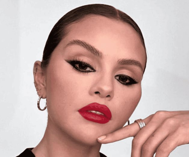 Selena Gomez conquista París en minifalda negra con abertura