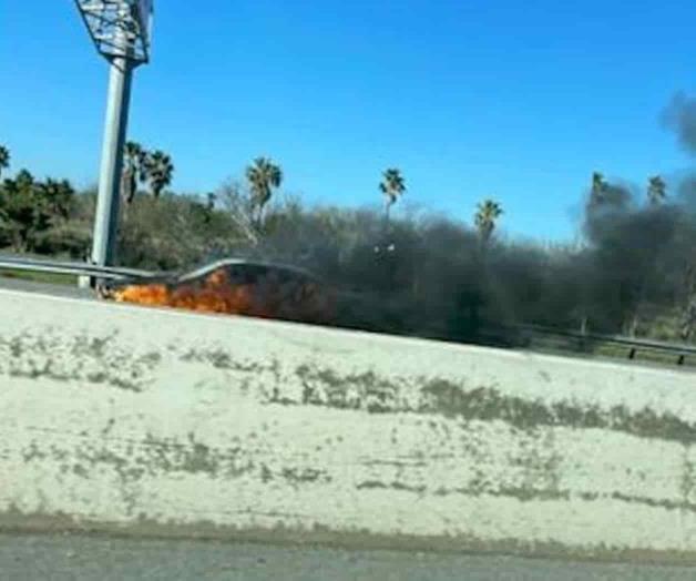 Arde vehículo en el Expressway 83