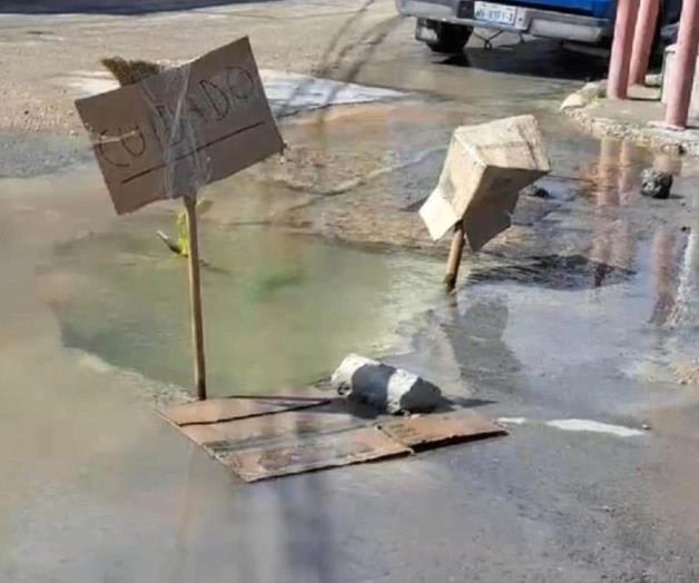 Reportan desperdicio de agua potable por enorme fuga en zona centro