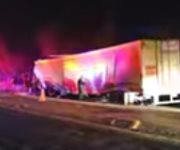 Policía | Otro choque en la antigua garita del kilómetro 26, ahora fue un trailer el que terminó destrozado al impactarse contra el muro