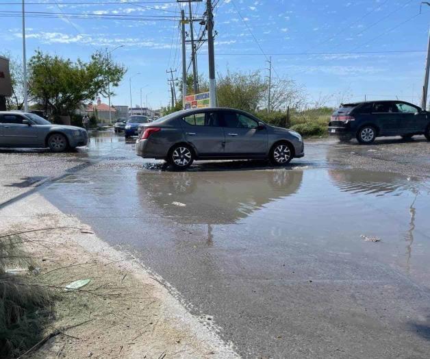 Aguas residuales impiden el tránsito