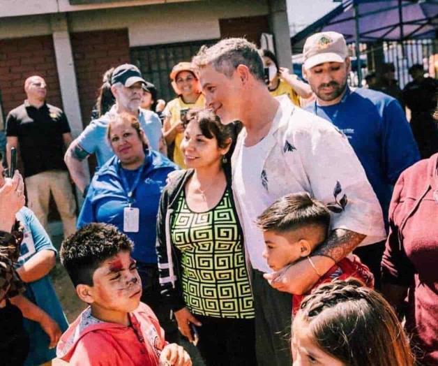 Visita Alejandro Sanz zona devastada en Chile