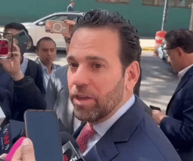 Loret de Mola asiste a juzgado por demanda de Pío López Obrador