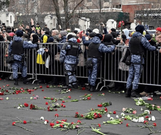 Entierran al opositor ruso Navalny con banda sonora de Terminator 2