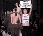 Interrumpe PETA desfile de Victoria Beckham en París