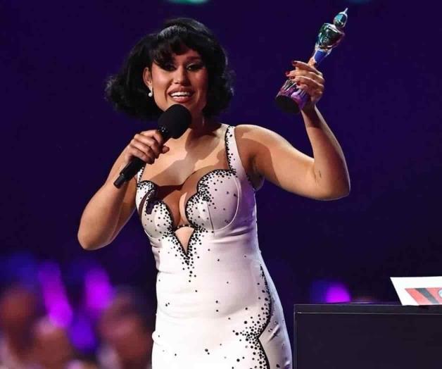 Raye hace historia en los Brit Awards con ¡seis premios!