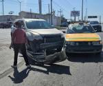 Taxi impacta a camioneta en colonia Esfuerzo Nacional