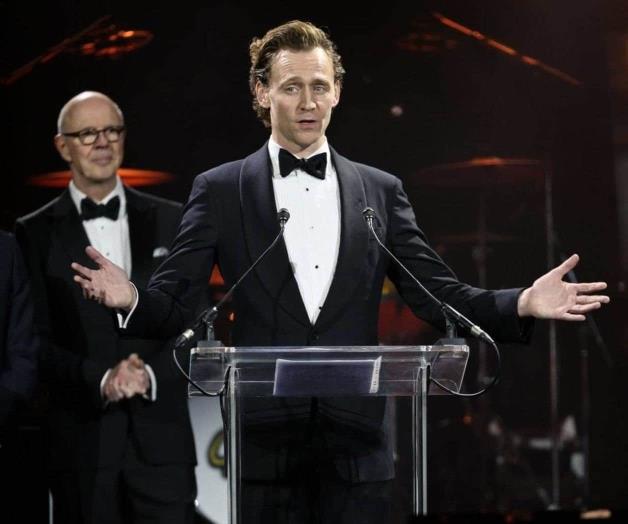 Tom Hiddleston pronuncia discurso a nombre de Carlos III
