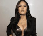 Salma Hayek deslumbra con escote profundo