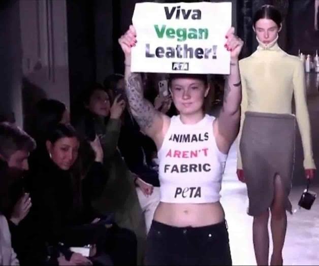 Interrumpe PETA desfile de Victoria Beckham en París