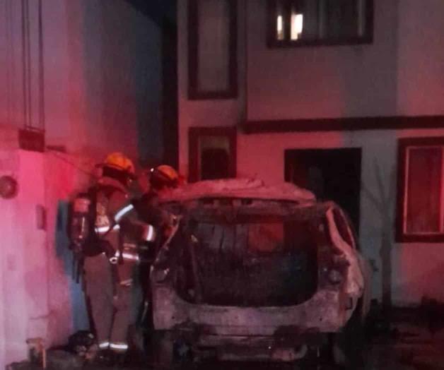 Incendio en Santa Catarina afecta vivienda y auto