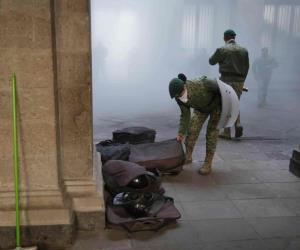 Militares dispersan con gas a protestantes de los 43 normalistas de Ayotzinapa afuera de Palacio Nacional