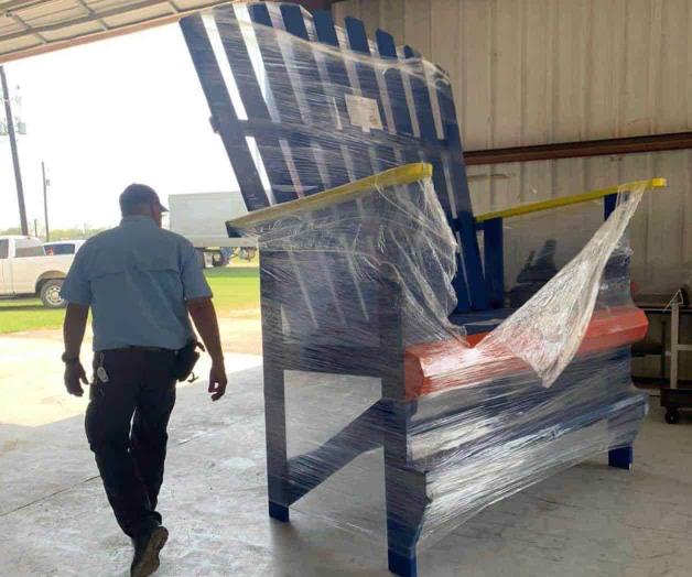 Donan réplica de la gran silla