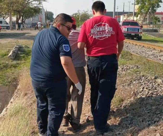 Dormita anciano ebrio a la orilla de las vías Dormita anciano ebrio a la orilla de las vías