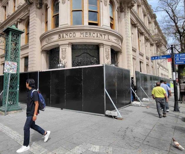 Resguardan Banco Mercantil de Monterrey por Marcha 8M Resguardan Banco Mercantil de Monterrey por Marcha 8M