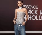 Zendaya luce impactante al combinar jeans a la cadera con corset