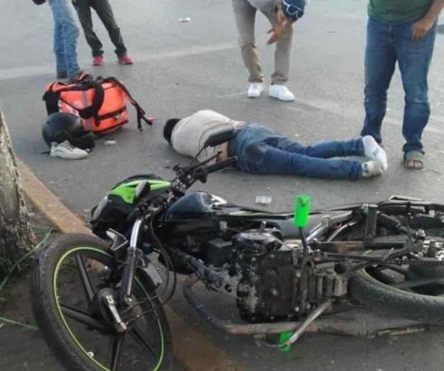 Se atraviesa árbol a un motociclista