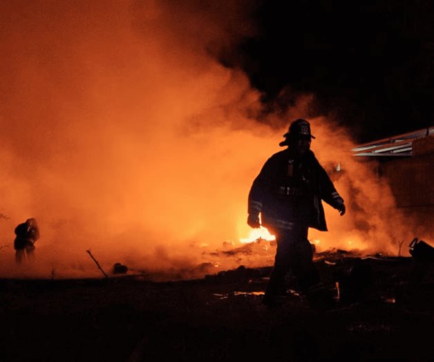 Incendio consume bodega de plásticos en Culiacán