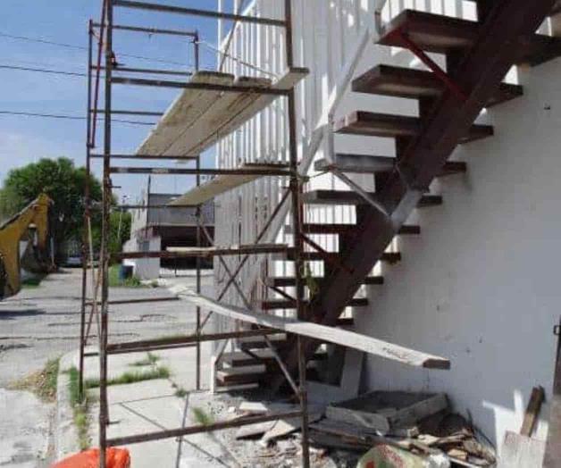 Influyente construye sobre paso peatonal