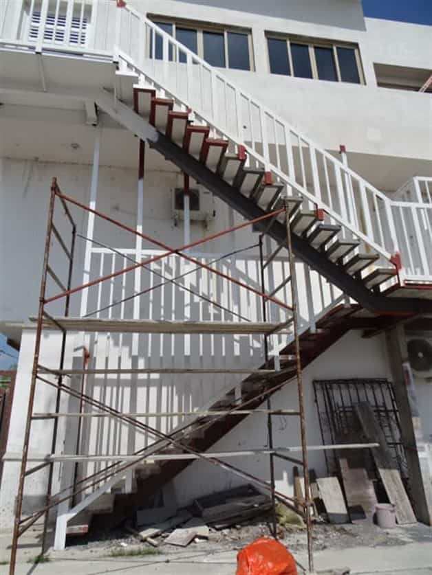 Influyente construye sobre paso peatonal